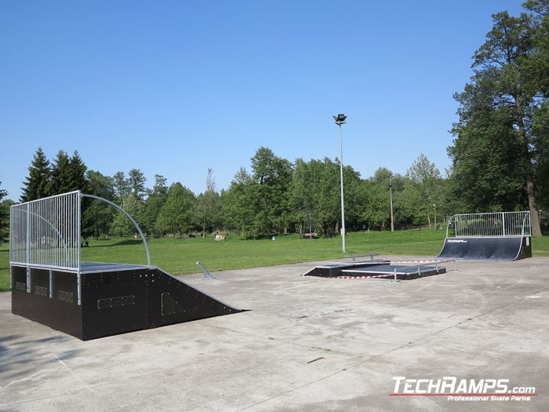 Skatepark na betonowym placu