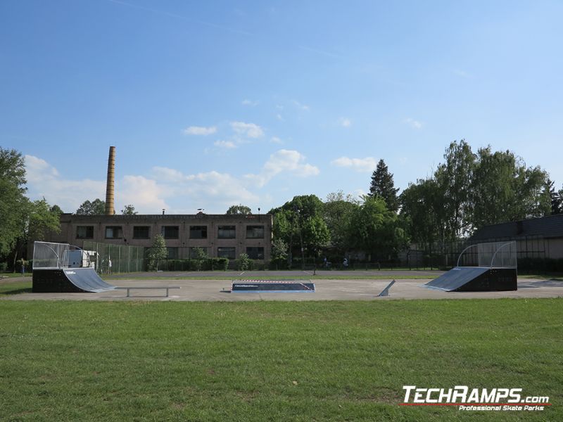 Rzut z boku na skatepark w Witnicy