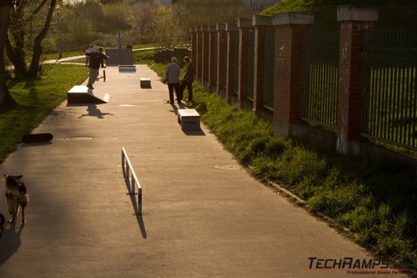 skatepark z betonowymi boxami