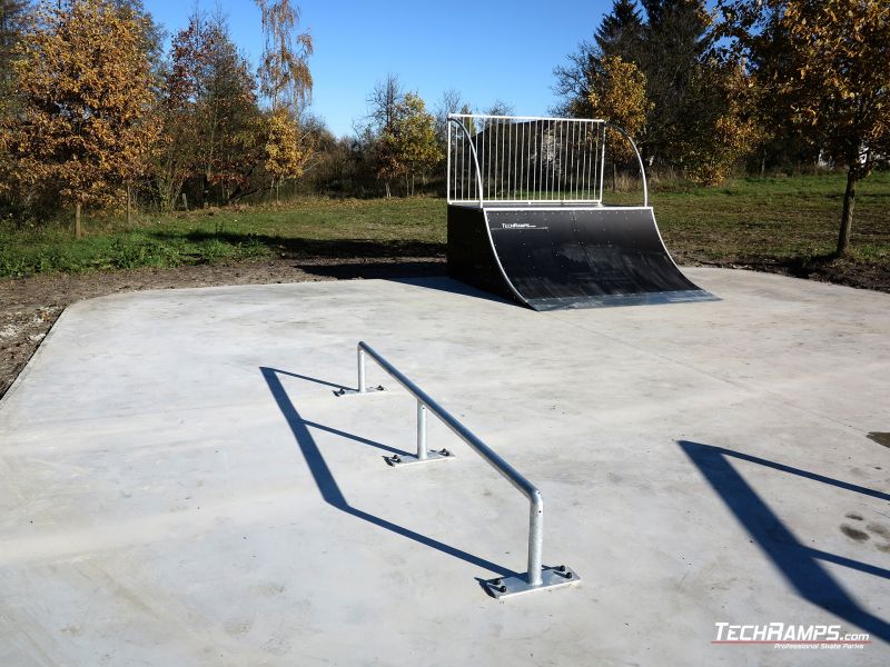 Straight rail as a skatepark obstacles