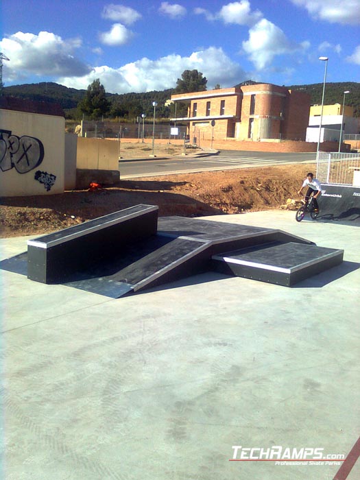 Skatepark_Alcover_ funbox z grindboxem