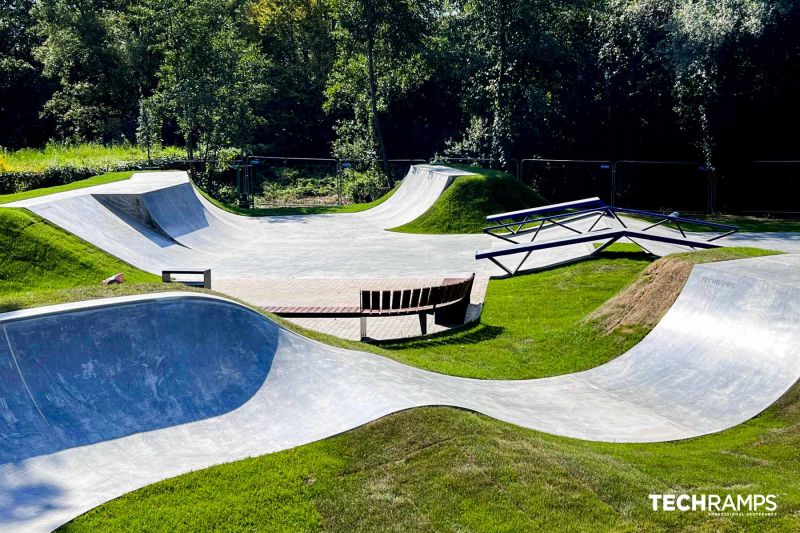 Betonowa przeszkoda snakerun w skateparku w Krakowie.