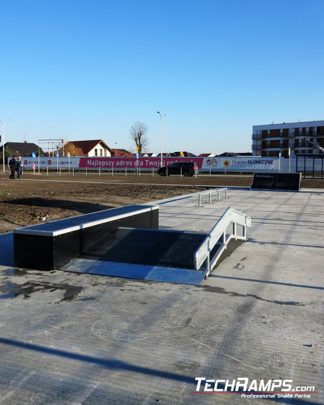 Szamotuly skatepark with funbox