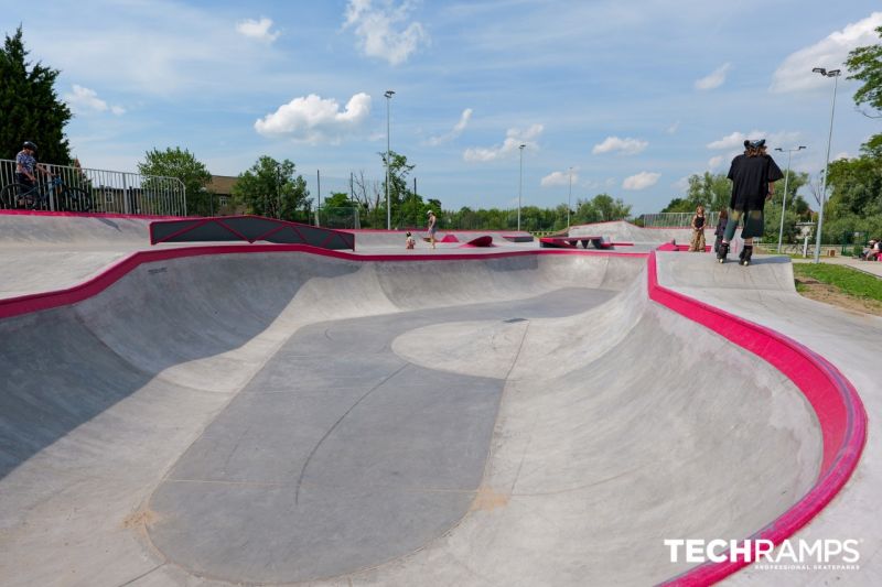 Betonový skatepark v Brzegu 