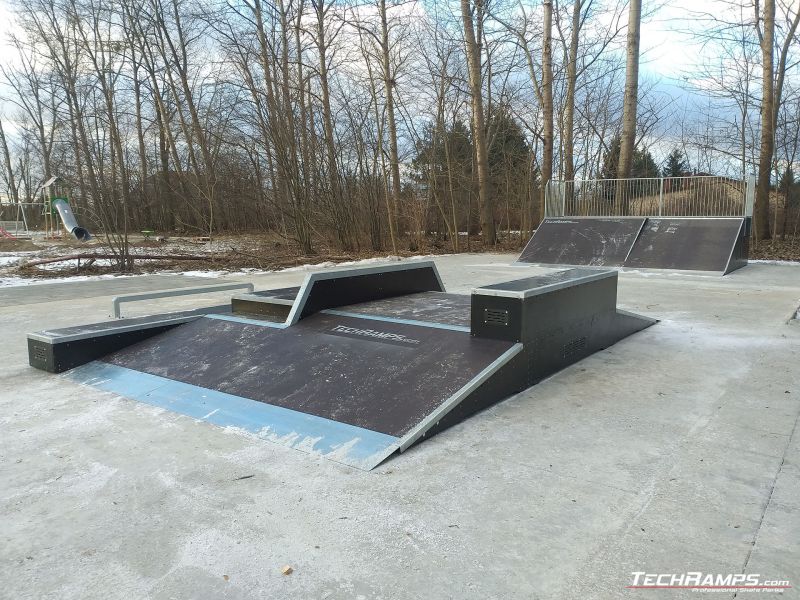 Widok na funbox w Bemowo Skatepark w Warszawie