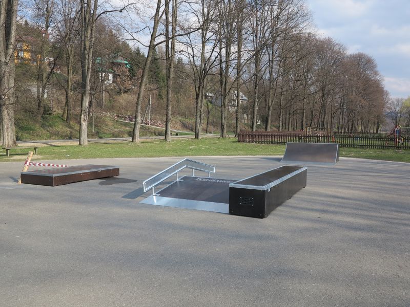 Widok na przeszkody w skateparku w Krościenku nad Dunajcem