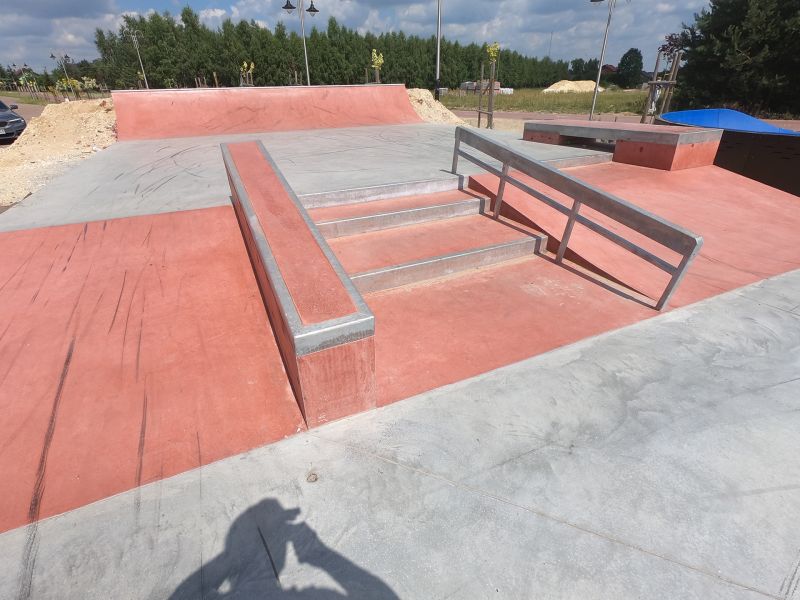 Widok na przeszkody w skateparku betonowym w Sławnie