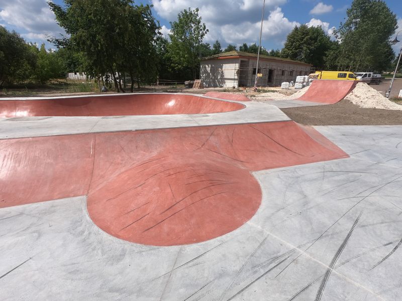 Widok na skatepark betonowy w Sławnie (łódzkie)