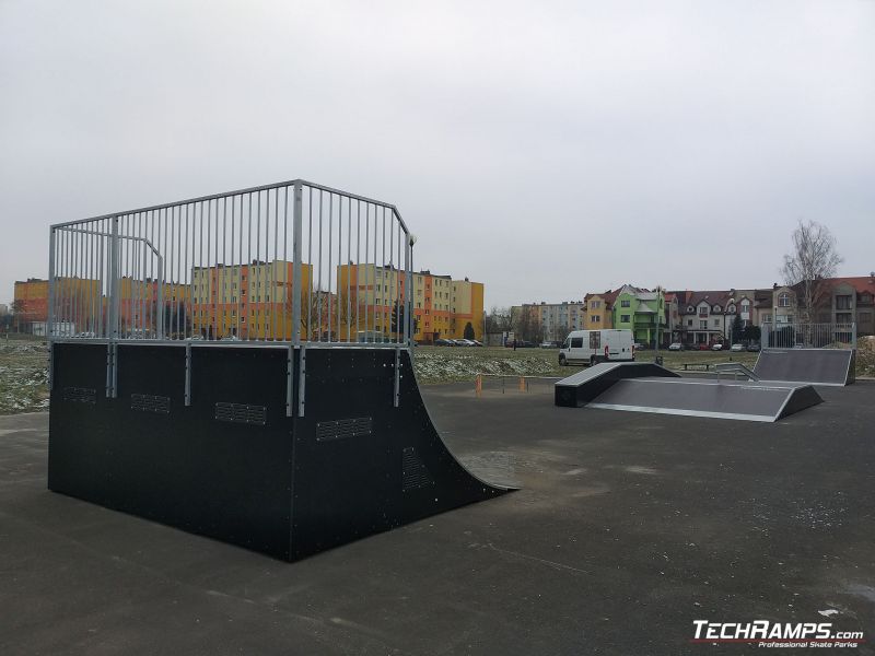 Widok na drewniany skatepark w Sieradzu