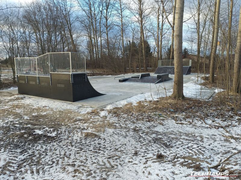 Widok na skatepark modułowy w Warszawie Bemowo