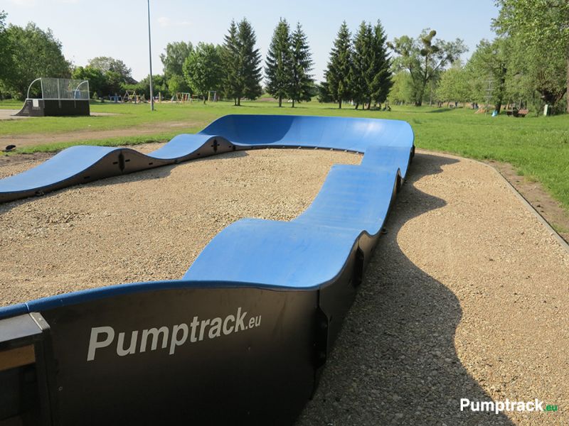 Niebieski modułowy pumptrack