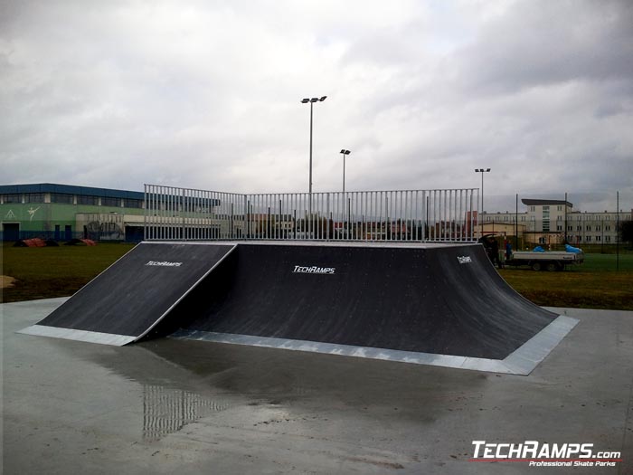 Wyszków Skatepark bankramp z quarter pipe 